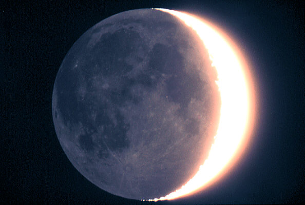 Earthshine2(400).jpg (39313 bytes)